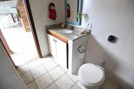 Casa de condomínio à venda com 307m², 4 quartos e 2 vagasBanheiro Social 2