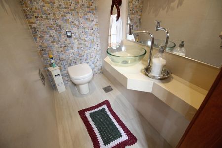 Casa de condomínio à venda com 307m², 4 quartos e 2 vagasLavabo