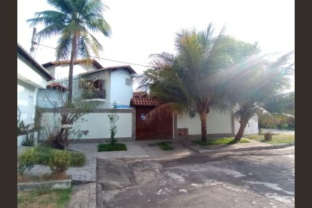 Casa de condomínio à venda com 307m², 4 quartos e 2 vagas Casa de condomínio à venda com 307m², 4 quartos e 2 vagasFachada com Placa Quinto Andar