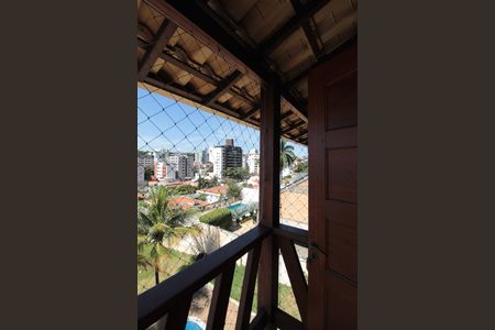 Casa à venda com 370m², 5 quartos e 8 vagasVista do quarto 2