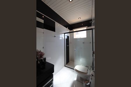 Casa à venda com 370m², 5 quartos e 8 vagasBanheiro do Quarto 2