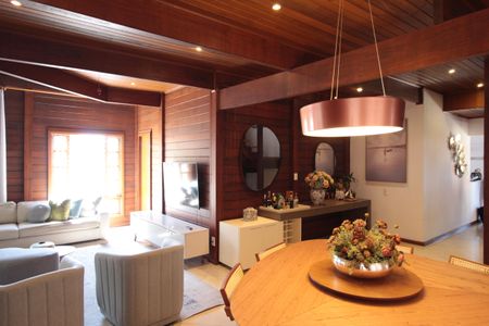 Casa à venda com 370m², 5 quartos e 8 vagasSala