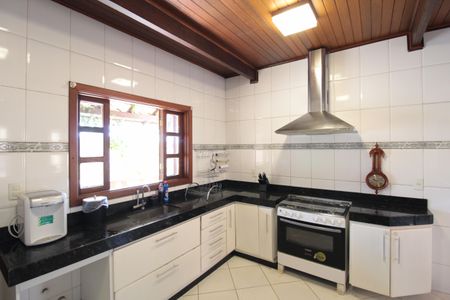 Casa à venda com 370m², 5 quartos e 8 vagasCozinha