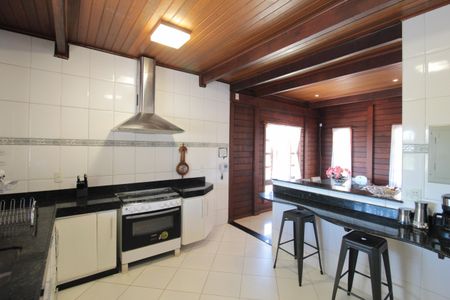 Casa à venda com 370m², 5 quartos e 8 vagasCozinha