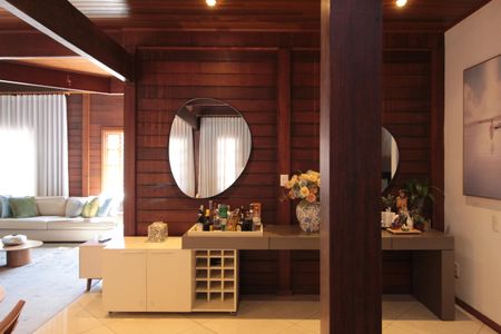 Casa à venda com 370m², 5 quartos e 8 vagasSala