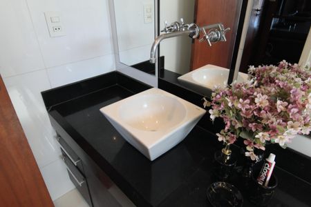 Casa à venda com 370m², 5 quartos e 8 vagasBanheiro do Quarto 2