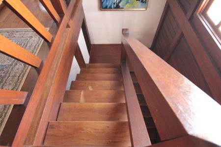 Casa à venda com 370m², 5 quartos e 8 vagasEscada