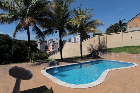 Casa à venda com 370m², 5 quartos e 8 vagasPiscina