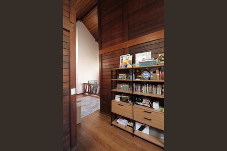 Casa à venda com 370m², 5 quartos e 8 vagasEscritório