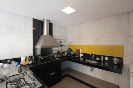 Casa à venda com 370m², 5 quartos e 8 vagasCozinha 2