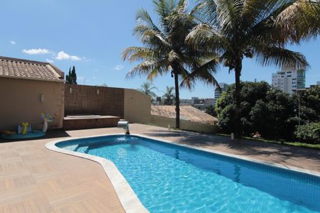 Casa à venda com 370m², 5 quartos e 8 vagasPiscina