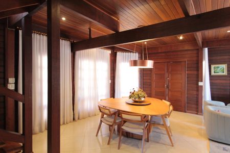 Casa à venda com 370m², 5 quartos e 8 vagasSala