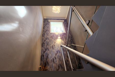 Casa de condomínio à venda com 240m², 3 quartos e 5 vagasEscada