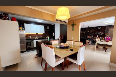 Casa de condomínio à venda com 240m², 3 quartos e 5 vagasSala