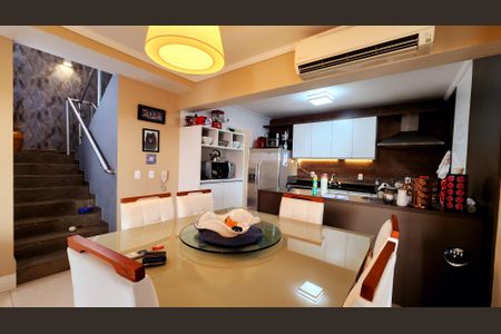 Casa de condomínio à venda com 240m², 3 quartos e 5 vagasSala