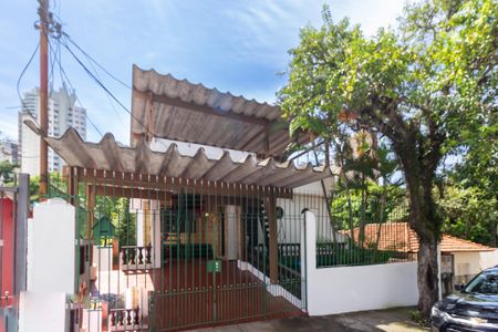 Casa à venda com 650m², 4 quartos e 2 vagas Casa à venda com 650m², 4 quartos e 2 vagasFachada