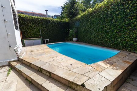 Casa à venda com 650m², 4 quartos e 2 vagas Casa à venda com 650m², 4 quartos e 2 vagasPiscina