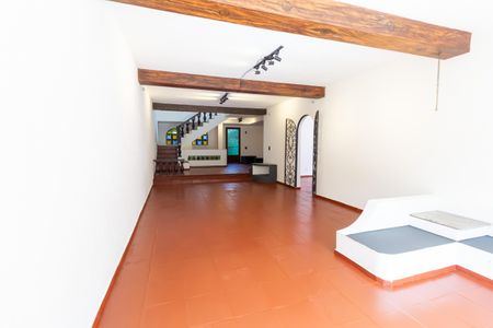 Casa à venda com 650m², 4 quartos e 2 vagas Casa à venda com 650m², 4 quartos e 2 vagasSala