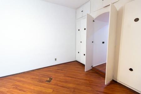 Casa à venda com 650m², 4 quartos e 2 vagas Casa à venda com 650m², 4 quartos e 2 vagasSuite