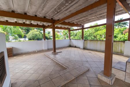 Casa à venda com 650m², 4 quartos e 2 vagas Casa à venda com 650m², 4 quartos e 2 vagasSalão de Festas