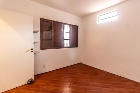 Casa à venda com 650m², 4 quartos e 2 vagas Casa à venda com 650m², 4 quartos e 2 vagasQuarto 1