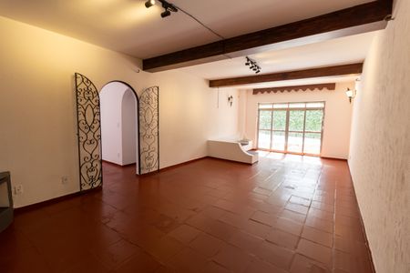 Casa à venda com 650m², 4 quartos e 2 vagas Casa à venda com 650m², 4 quartos e 2 vagasSala