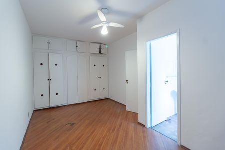 Casa à venda com 650m², 4 quartos e 2 vagas Casa à venda com 650m², 4 quartos e 2 vagasSuite