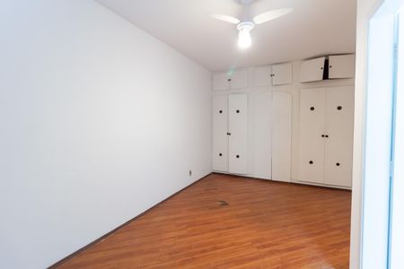 Casa à venda com 650m², 4 quartos e 2 vagas Casa à venda com 650m², 4 quartos e 2 vagasSuite