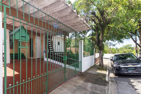 Casa à venda com 650m², 4 quartos e 2 vagas Casa à venda com 650m², 4 quartos e 2 vagasFachada