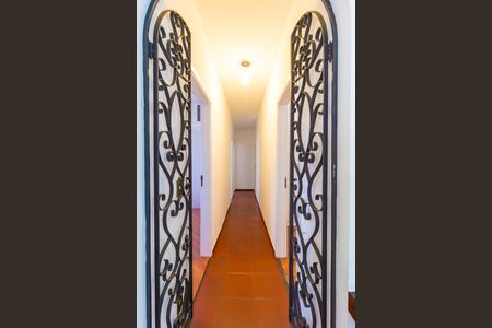 Casa à venda com 650m², 4 quartos e 2 vagas Casa à venda com 650m², 4 quartos e 2 vagasCorredor