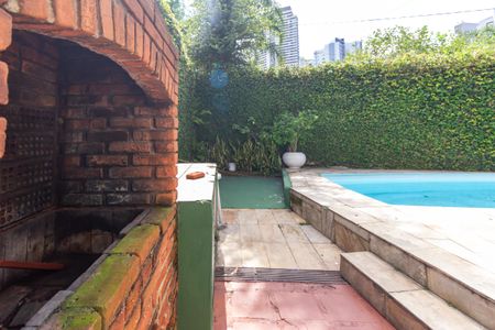 Casa à venda com 650m², 4 quartos e 2 vagas Casa à venda com 650m², 4 quartos e 2 vagasChurrasqueira