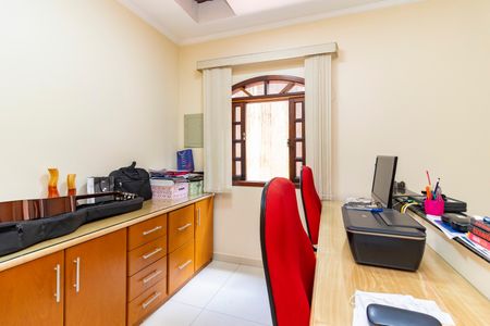 Casa à venda com 252m², 3 quartos e 2 vagas Casa à venda com 252m², 3 quartos e 2 vagasEscritório