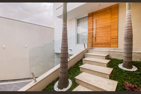Casa à venda com 290m², 3 quartos e 4 vagas Casa à venda com 290m², 3 quartos e 4 vagasEntrada