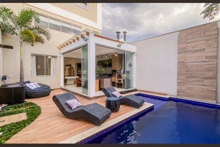 Casa à venda com 290m², 3 quartos e 4 vagas Casa à venda com 290m², 3 quartos e 4 vagasPiscina