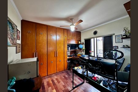 Casa à venda com 204m², 4 quartos e 3 vagas Casa à venda com 204m², 4 quartos e 3 vagasQuarto 4