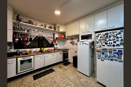 Casa à venda com 204m², 4 quartos e 3 vagas Casa à venda com 204m², 4 quartos e 3 vagasCozinha