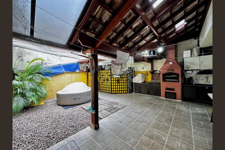 Casa à venda com 204m², 4 quartos e 3 vagas Casa à venda com 204m², 4 quartos e 3 vagasQuintal