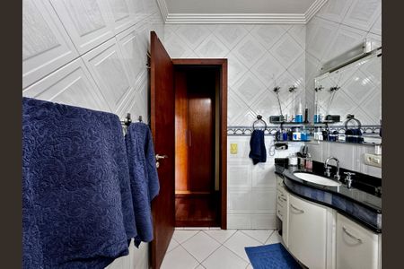 Casa à venda com 204m², 4 quartos e 3 vagas Casa à venda com 204m², 4 quartos e 3 vagasBanheiro Suíte 1