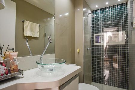Apartamento à venda com 58m², 2 quartos e 1 vaga Apartamento à venda com 58m², 2 quartos e 1 vagaBanheiro Social