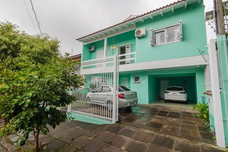 Casa à venda com 350m², 4 quartos e 3 vagas Casa à venda com 350m², 4 quartos e 3 vagasFachada
