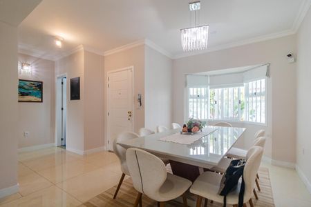 Casa à venda com 350m², 4 quartos e 3 vagas Casa à venda com 350m², 4 quartos e 3 vagasSala