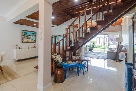 Casa à venda com 350m², 4 quartos e 3 vagas Casa à venda com 350m², 4 quartos e 3 vagasSala