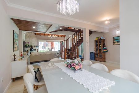 Casa à venda com 350m², 4 quartos e 3 vagas Casa à venda com 350m², 4 quartos e 3 vagasSala