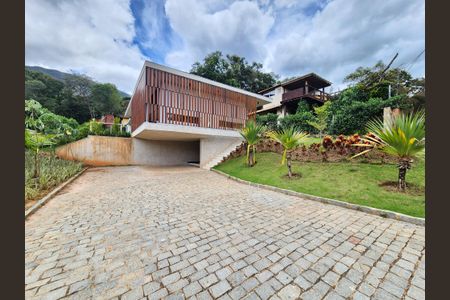 Casa de condomínio à venda com 353m², 4 quartos e 4 vagas Casa de condomínio à venda com 353m², 4 quartos e 4 vagasFachada