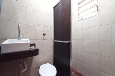 Casa à venda com 252m², 3 quartos e 2 vagas Casa à venda com 252m², 3 quartos e 2 vagasBanheiro da edícula