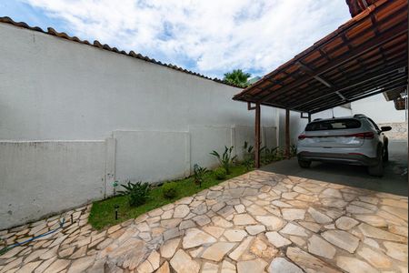 Casa à venda com 150m², 3 quartos e 5 vagas Casa à venda com 150m², 3 quartos e 5 vagasGaragem