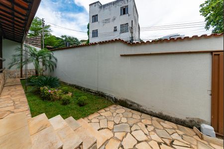 Casa à venda com 150m², 3 quartos e 5 vagas Casa à venda com 150m², 3 quartos e 5 vagasJardim