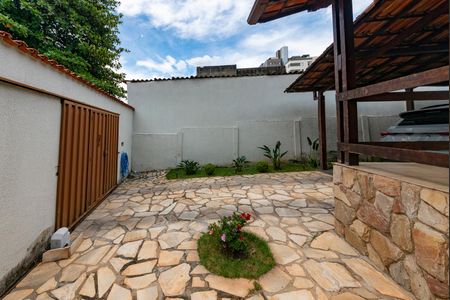 Casa à venda com 150m², 3 quartos e 5 vagas Casa à venda com 150m², 3 quartos e 5 vagasGaragem
