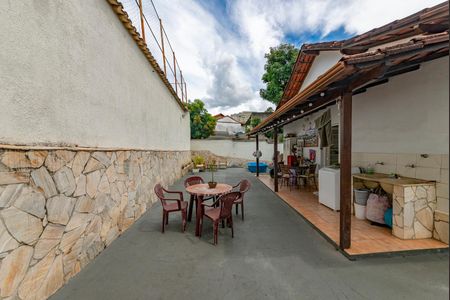 Casa à venda com 150m², 3 quartos e 5 vagas Casa à venda com 150m², 3 quartos e 5 vagasQuintal