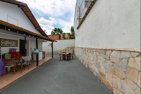 Casa à venda com 150m², 3 quartos e 5 vagas Casa à venda com 150m², 3 quartos e 5 vagasQuintal